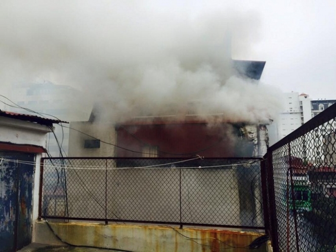 Ch&ugrave;m ảnh: Hỏa hoạn cực lớn tại phố Hồ Gi&aacute;m, H&agrave; Nội