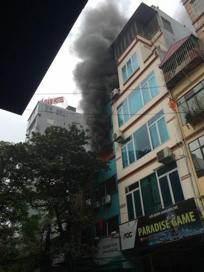 Ch&ugrave;m ảnh: Hỏa hoạn cực lớn tại phố Hồ Gi&aacute;m, H&agrave; Nội
