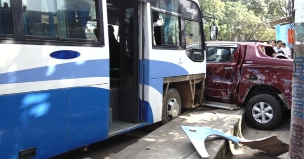 Thanh Hóa: Chạy ẩu, xe khách tông nhau liên hoàn