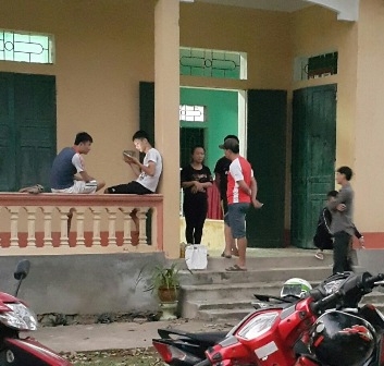 Nguyễn Thị Linh Trang (mặc &aacute;o đen) tại UBND x&atilde; Th&agrave;nh V&acirc;n sau khi sảy ra vụ việc
