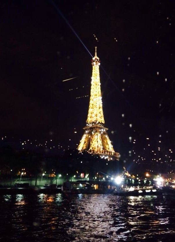 th&aacute;p Eiffel trong vẻ đẹp lộng lẫy về đ&ecirc;m. (ảnh Thanh Huyền)