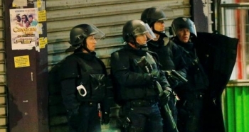 Đấu súng ở ngoại ô Paris, Pháp truy bắt chủ mưu khủng bố