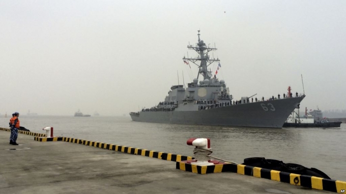 T&agrave;u khu trục hạm USS Stethem của Hoa kỳ cập cảng Thượng Hải (Ảnh: VOA)