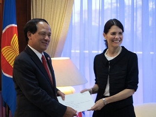 Đại sứ Hoa Kỳ tại ASEAN Nina Hachigian&nbsp;v&agrave; Tổng thư k&yacute; ASEAN L&ecirc; Lương Minh (Ảnh:The Diplomat)&nbsp;