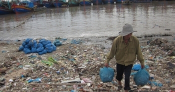 Thanh Hóa: Kinh hãi với cảnh tượng "bẩn không tả được" ven biển Hậu Lộc