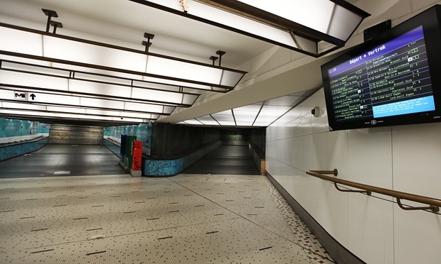 Hệ thống t&agrave;u điện ngầm tại thủ đ&ocirc; Brussels, Bỉ đ&atilde; bị đ&oacute;ng cửa h&ocirc;m thứ 7. (Ảnh:Guardian)