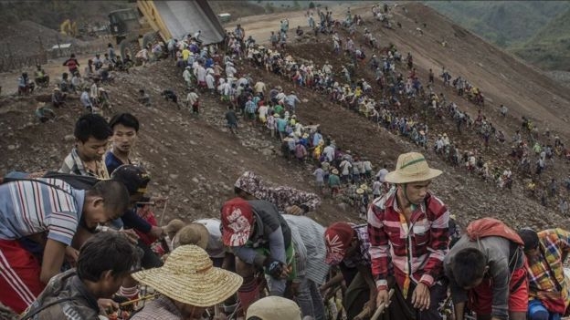 Người d&acirc;n khu vực Kachin đang t&igrave;m kiếm ngọc b&iacute;ch. (Ảnh:Global Witness)