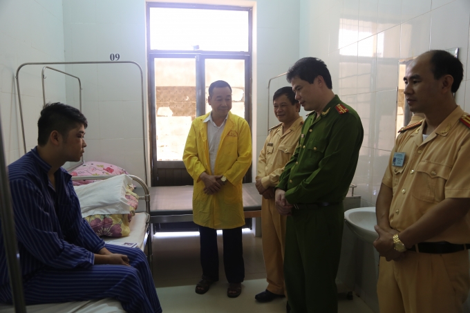 L&atilde;nh đạo C&ocirc;ng an tỉnh Lạng Sơn đến thăm hỏi, động vi&ecirc;n Thiếu &uacute;y T&acirc;m tại bệnh viện.