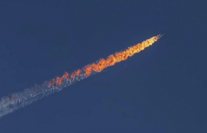 Một chếc m&aacute;y bay Su-24 của Nga bị bắn rơi tr&ecirc;n bầu trời Syria h&ocirc;m 24/11 (Ảnh: TASS)