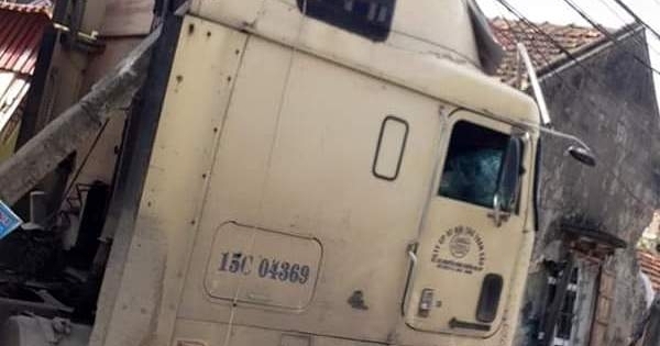 Hưng Yên: Buồn ngủ, tài xế xe Container mất lái tông sập nhà dân
