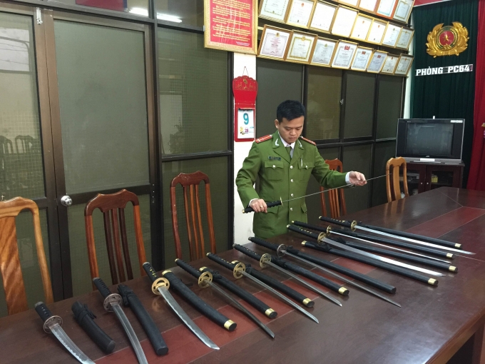 Lực lượng chức năng tỉnh Lạng Sơn đ&atilde; thu giữ h&agrave;ng chục thanh kiếm nhật.
