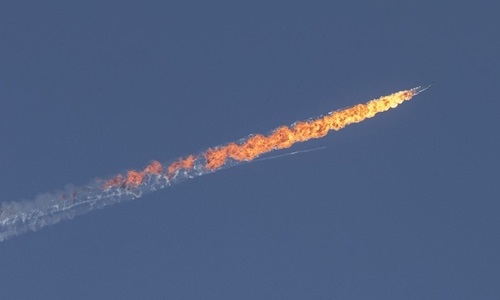 Chiến đấu cơ Su-24 của Nga bị F-16 của Thổ Nhĩ Kỳ bắn hạ.  (Ảnh: Anadolu Agency)