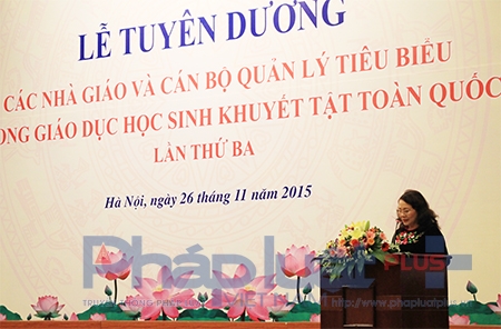 Thứ trưởng Bộ trưởng Bộ GD-ĐT Nguyễn Thị Nghĩ ph&aacute;t biểu tại buổi lễ tuy&ecirc;n dương. Ảnh Loan Bảo.