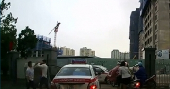Hà Nội: Clip hai tài xế Taxi Group choảng nhau giữa phố