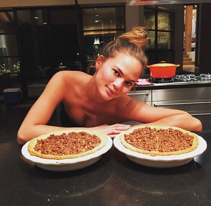Si&ecirc;u mẫu Chrissy Teigen chia sẻ l&ecirc;n Instagram ảnh c&ocirc; đang chuẩn bị bữa ăn cho gia đ&igrave;nh. Ảnh: Mirror