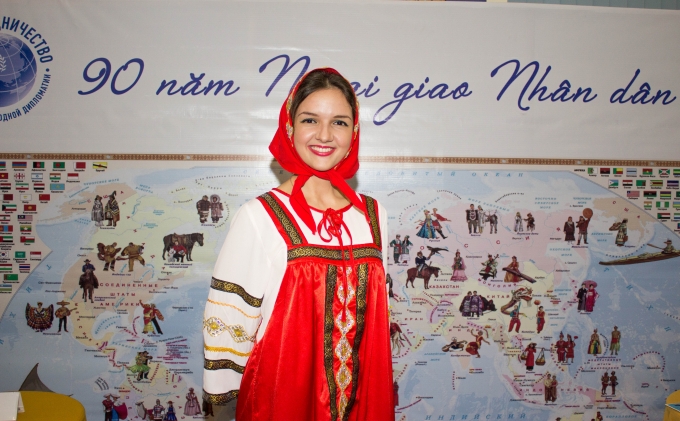 Thiếu nữ Nga trong bộ đồ truyền thống