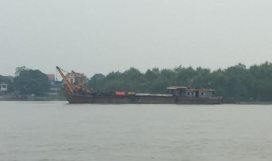 Hải Phòng: Tàu dầu đâm chìm sà lan trên sông Cấm