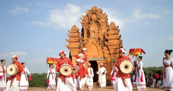 Ninh Thuận: Lập hồ sơ tháp Chăm và lễ hội Katê trình UNESCO
