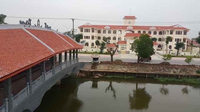 Được x&acirc;y dựng trước trường THPT Kim Sơn B.