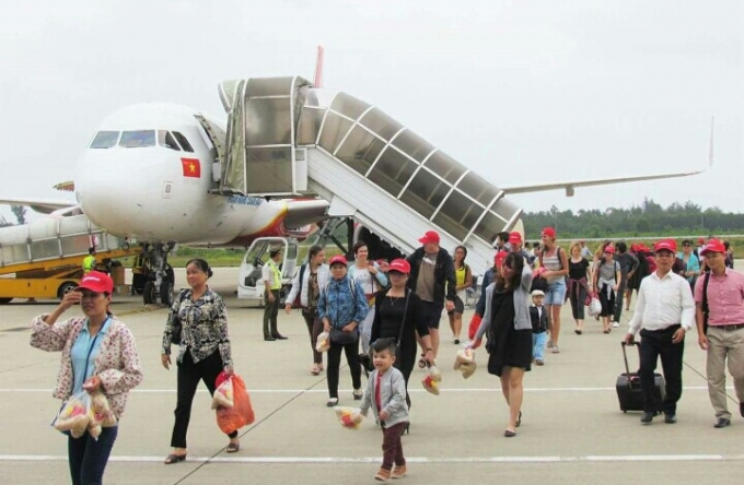 Những h&agrave;nh kh&aacute;ch đầu ti&ecirc;n của chuyến bay trong ng&agrave;y khai trương. (Ảnh: NT)