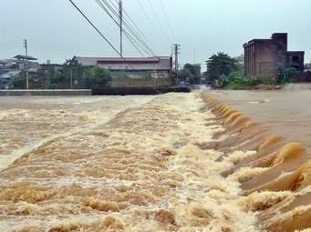 Dự báo thời tiết ngày 2/11: Báo động lũ khẩn cấp trên các sông ở Hà Tĩnh, Quảng Bình