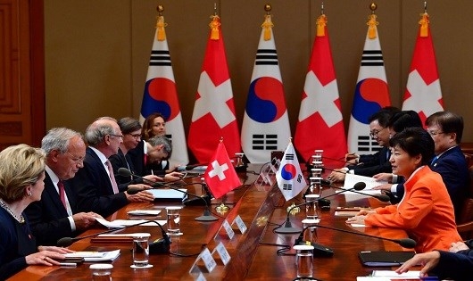 Tổng thống H&agrave;n Quốc Park Geun-Hye (&aacute;o cam) trong một cuộc họp.