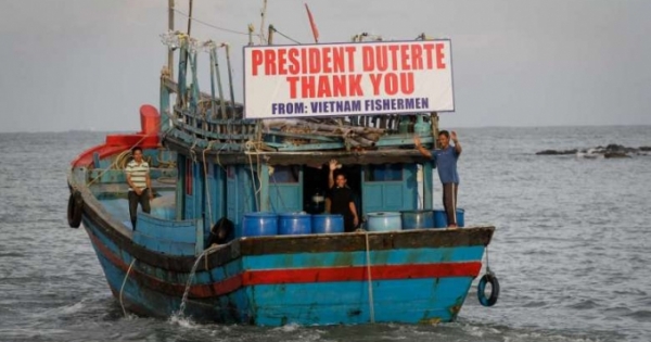 Tổng thống Philippines dự lễ trao thả 17 ngư dân Việt Nam về nước