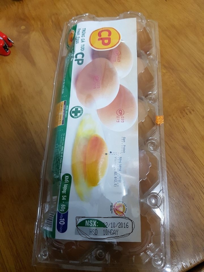 Trứng hết hạn sử dụng được b&aacute;n trong si&ecirc;u thị Lotte Mart.