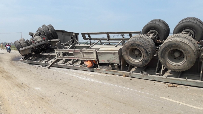 Chiếc xe tải bị lật chỏng v&oacute; tr&ecirc;n quốc lộ sau vụ tai nạn (Ảnh: Q.Phong).