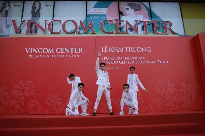 M&agrave;n biểu diễn ca nhạc s&ocirc;i động tại Lễ kh&aacute;nh th&agrave;nh Vincom Center Phạm Ngọc Thạch.