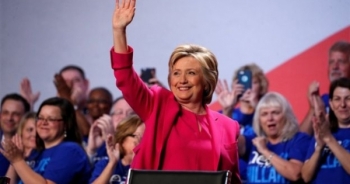 FBI tuyên bố bà Clinton trắng án 2 ngày trước bầu cử