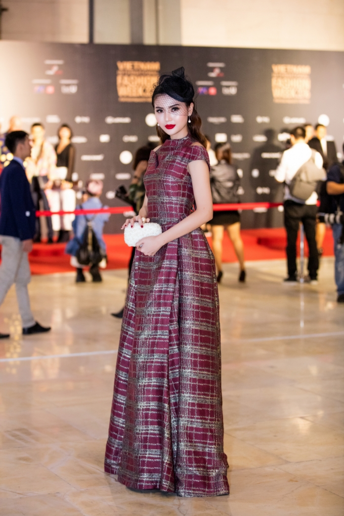 Hoa hậu Ngọc Duy&ecirc;n diện đồ chất lừ 'm&ecirc; hoặc' thảm đỏ thời trang