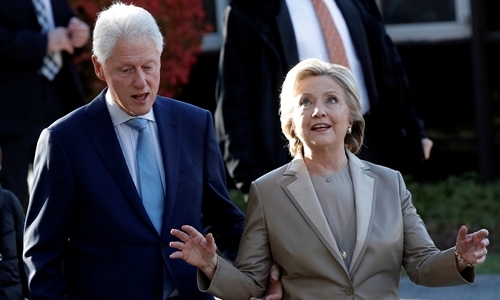 Hillary Clinton c&ugrave;ng chồng, cựu tổng thống Bill Clinton. (Ảnh:&nbsp;Reuters)