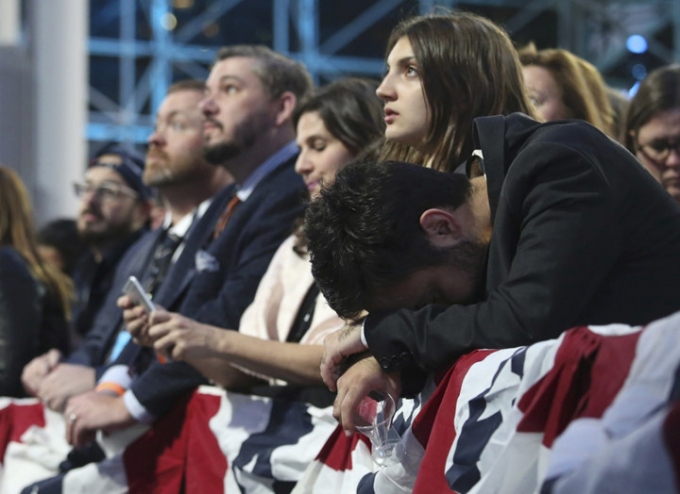 Những gương mặt lo lắng trong đ&aacute;m đ&ocirc;ng người ủng hộ b&agrave; Clinton tại New York. (Ảnh: Reuters)