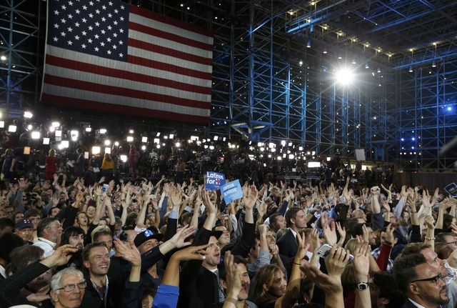 Những người ủng hộ b&agrave; Clinton tham dự sự kiện đ&ecirc;m bầu cử tại Manhattan, New York (Ảnh: Reuters)