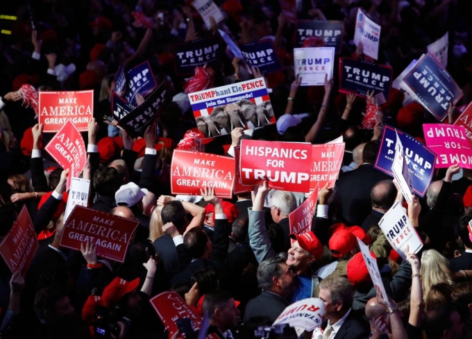Những người ủng hộ h&ocirc; vang khẩu hiệu tranh cử của ứng vi&ecirc;n Trump. (Ảnh: Reuters)