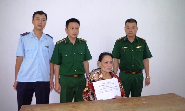 Hải quan Quảng Ninh phối hợp với Bộ đội bi&ecirc;n ph&ograve;ng bắt giữ đối tượng đang vận chuyển 1 kg ma t&uacute;y đ&aacute;.