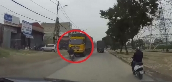 Clip: Xe máy sang đường ẩu lao thẳng vào đầu xe tải