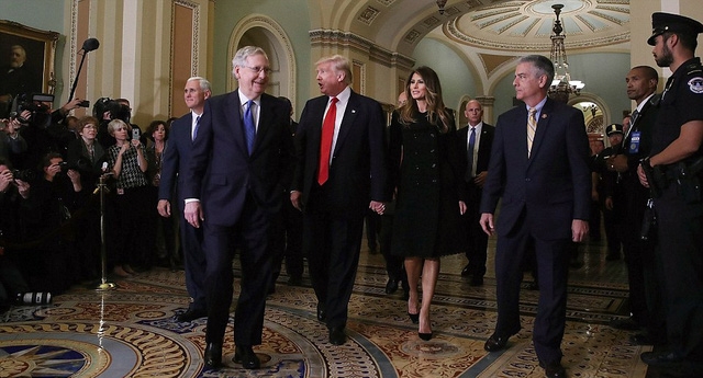 Vợ chồng &ocirc;ng Trump nắm tay nhau tiến v&agrave;o Điện Capitol. (Ảnh: Reuters)