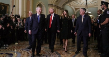 Donald Trump tình tứ nắm tay vợ bước vào Nhà Trắng