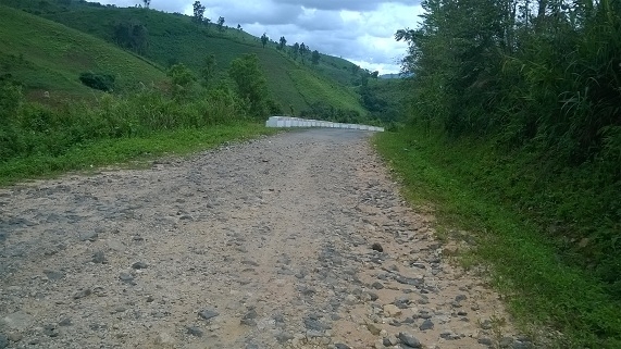 Quốc lộ 40B đoạn qua huyện Tu Mơ R&ocirc;ng đ&atilde; được sửa chữa nhưng giống như chưa sửa .