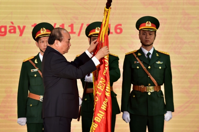 Thủ tướng Nguyễn Xu&acirc;n Ph&uacute;c đ&atilde; trao Hu&acirc;n chương Lao động hạng Nhất lần thứ hai cho ĐHKTQD.