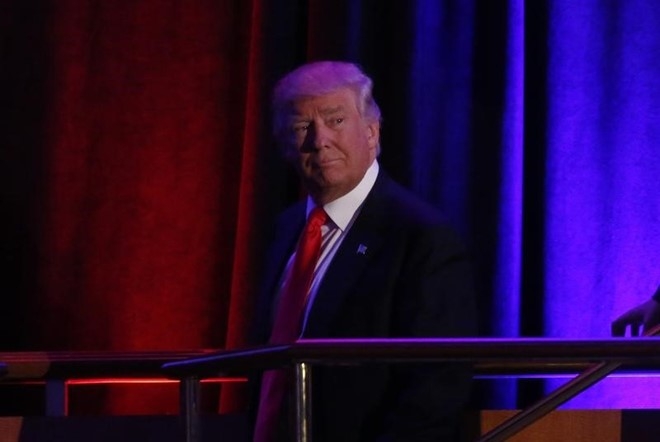 &Ocirc;ng Donald Trump trước khi bước ra ph&aacute;t biểu về chiến thắng trong đ&ecirc;m 8/11. Ảnh: Reuters.