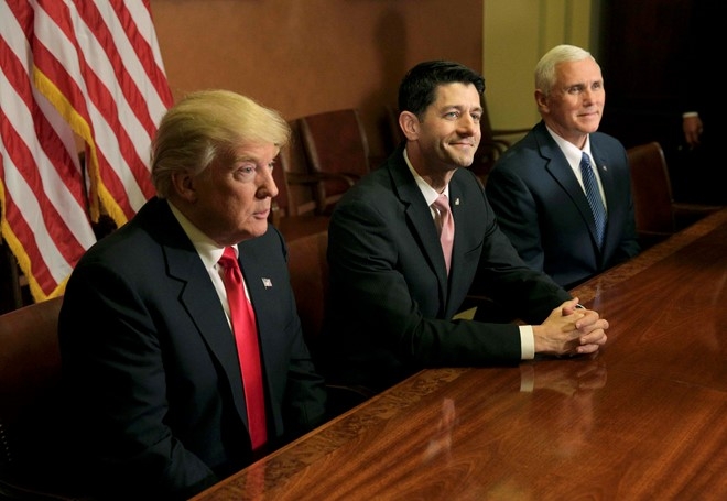 Tổng thống đắc cử Donald Trump c&ugrave;ng Chủ tịch Hạ viện Paul Ryan (giữa) v&agrave; ph&oacute; tổng thống đắc cử Mike Pence (phải) tại Điện Capitol h&ocirc;m 10/11. Ảnh: Reuters.