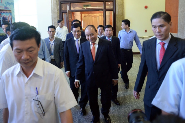 B&agrave; con kiều b&agrave;o vui mừng vỗ tay khi Thủ tướng Nguyễn Xu&acirc;n Ph&uacute;c xuất hiện.