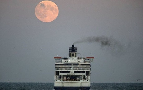 Si&ecirc;u trăng đang mọc ph&iacute;a tr&ecirc;n một con ph&agrave; vừa rời khỏi cảng Dover, Anh.