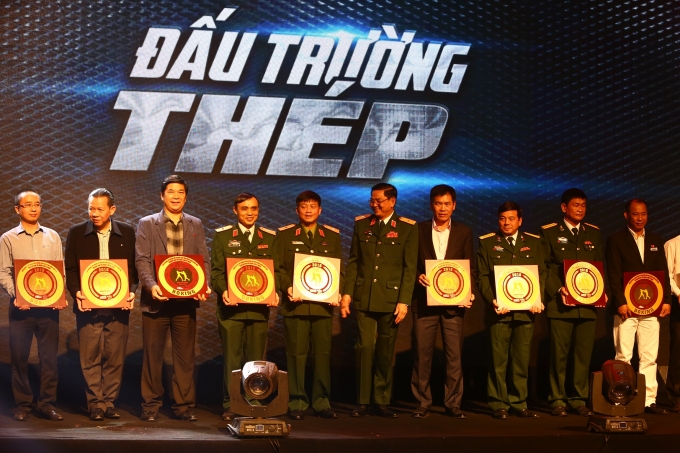 &Ocirc;ng Nguyễn Phan Huy Kh&ocirc;i (b&igrave;a tr&aacute;i) nhận kỷ niệm chương từ Ban tổ chức giải.