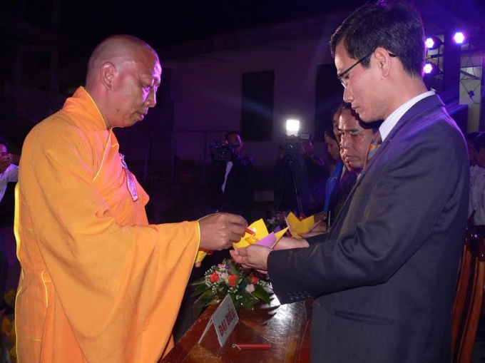 Đồng ch&iacute; cao Huy - Ph&oacute; Chủ tịch UBND tỉnh thắp ngọn nến tưởng niệm.