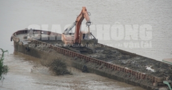 Tận mắt thấy tàu "khủng" đổ trăm tấn chất thải nguy hại xuống sông Hồng