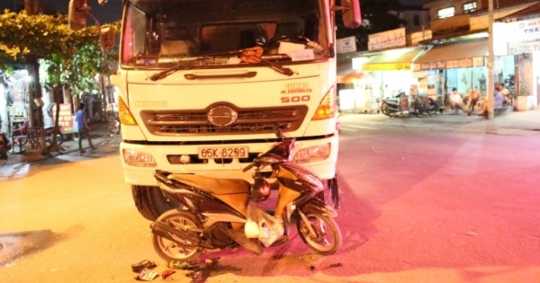 Thiếu nữ nhập viện trong tình trạng nguy kịch sau va chạm với xe tải